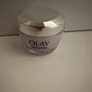 Olay Sensitive Soothing Moisturizer 1.7 oz Brand New!